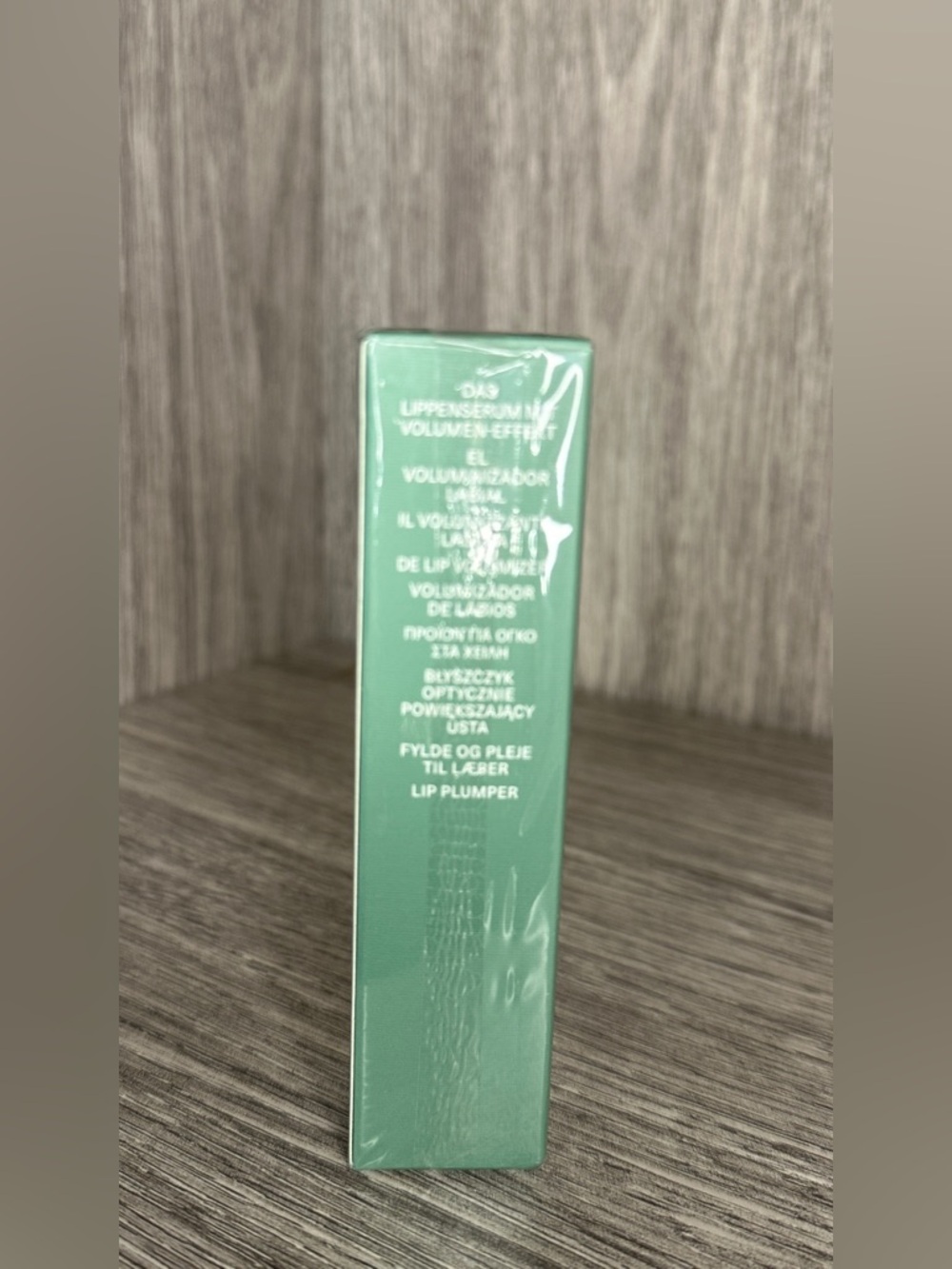 La Mer Lip Volumizer— Sheer Berry - Picture 3 of 3